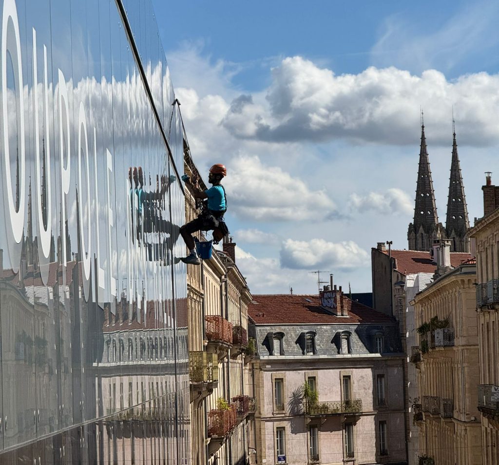 Centre commercial en centre ville de nimes Cordiste Gard, hérault